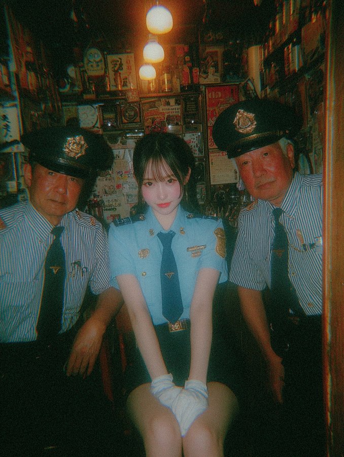 美丽的浅蓝色警服日本女子 